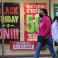 年末商戦シーズンに商店の前を歩く人＝2021年11月、米カリフォルニア州（AP＝共同）