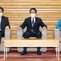 閣議に臨む（左から）林外相、岸田首相、高市経済安保相＝8日午前、首相官邸