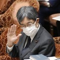 衆院政治倫理・公選法改正特別委で答弁のため挙手する寺田総務相＝8日午後