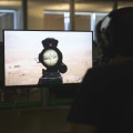 ゲーム「コール　オブ　デューティ」のテストをするアクティビジョン・ブリザードの社員＝10月、米カリフォルニア州（AP＝共同）