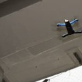 JR東海の三島車両所で行われた訓練で、構造物にひび割れがないか確認するドローン＝9日午前、静岡県三島市