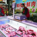 北京市内の商店の食肉売り場＝4日（共同）