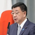 記者会見する松野官房長官＝9日午前、首相官邸