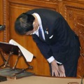 参院本会議で自身の発言について陳謝し、頭を下げる葉梨法相＝11日午前