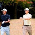 最終組でプレーする岩田寛（左）と石川遼（撮影：上山敬太)