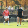 山下美夢有（左）と上田桃子　最終日も最終組でしのぎを削る（撮影：福田文平)