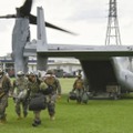 訓練で負傷者を運ぶ自衛隊員ら＝15日午後、沖縄県の米軍キャンプ瑞慶覧