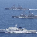 合同訓練する宮古島海上保安部の巡視船みやこ（手前）と海上自衛隊の護衛艦＝6月、東京・伊豆大島東方海域（海上保安庁提供）
