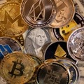 米ドル紙幣と代表的な仮想通貨を模した硬貨＝2021年11月（ロイター＝共同）
