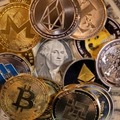 米ドル紙幣と代表的な仮想通貨を模した硬貨＝2021年11月（ロイター＝共同）