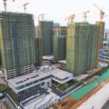 中国湖北省武漢市のマンション建設現場＝7月（共同）