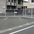 乗用車内で女児が取り残された駐車場＝13日、大阪府岸和田市
