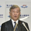 記者会見する海上保安庁の石井昌平長官＝16日午後、東京・霞が関