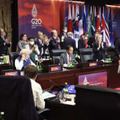 G20サミットの閉会式で首脳宣言が採択され、立ち上がって拍手する各国首脳＝16日、インドネシア・バリ島（代表撮影・共同）