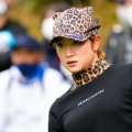 初日はヒョウ柄のキャップとウェアで登場（撮影：鈴木祥)