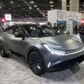 トヨタ自動車が公開した電気自動車コンセプトカーの小型SUVタイプ＝17日、米ロサンゼルス（共同）