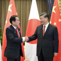 会談の冒頭、岸田首相（左）と握手する中国の習近平国家主席＝17日、バンコク（新華社＝共同）