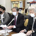 提訴後に記者会見する原告の池田賢太弁護士（左）ら＝18日午後、札幌市