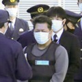 愛知県警小牧署から送検される勝田茂容疑者（中央）＝18日