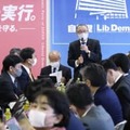 自民党税制調査会であいさつする宮沢洋一会長（奥）＝18日午後、東京・永田町の党本部