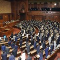 衆院小選挙区定数「10増10減」を反映した改正公選法を可決、成立した参院本会議＝18日午前