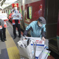 大阪での即日販売のため、水揚げされたズワイガニを特急列車に運び込む関係者＝19日、JR米子駅