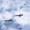 共同訓練をする米軍のB1B戦略爆撃機（中央の2機）と航空自衛隊のF2戦闘機＝19日、九州北西（防衛省統合幕僚監部提供）
