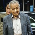 19日、マレーシア・プトラジャヤの事務所に到着したマハティール元首相（共同）
