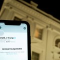 トランプ大統領のツイッターのアカウント凍結が表示されたスマートフォンの画面＝21年1月、ワシントン（ロイター＝共同）