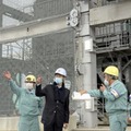 使用済み核燃料の再処理工場を視察する西村経産相（中央）＝20日午前、青森県六ケ所村