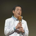 愛媛県知事選で4選を確実にし、支援者らにあいさつする中村時広氏＝20日夜、松山市