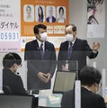 法テラスの相談窓口を視察する斎藤法相（奥左）＝21日午前、東京都内