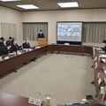 エネルギーの安定供給について協議する経済産業省幹部（右側）と電力・ガス業界の代表者（左側）ら＝21日午前、経産省