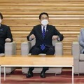 閣議に臨む（左から）林外相、岸田首相、高市経済安保相＝22日午前、首相官邸