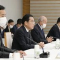 「資産所得倍増プラン」を議論する分科会の初会合であいさつする岸田首相（左から2人目）＝17日午後、首相官邸