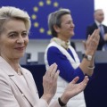 EUのフォンデアライエン欧州委員長（左）＝22日、仏ストラスブール（AP＝共同）
