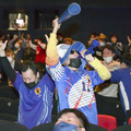 広島県府中町のパブリックビューイングで、日本が同点に追い付き喜ぶサポーター＝23日深夜