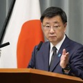 記者会見する松野官房長官＝28日午後、首相官邸