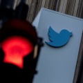 ツイッター本社に掲げられた同社のロゴ＝18日、米サンフランシスコ（ロイター＝共同）