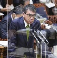 参院予算委で答弁する河野消費者相＝30日午前