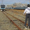 電車の運転席に取り付けたカメラで、線路上の障害物のマネキンを検知するシステムの試験＝2日午前、埼玉県川口市