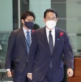 首相官邸に入る岸田首相（手前）と長男翔太郎氏＝10月4日