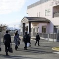 静岡県裾野市の私立「さくら保育園」に特別監査に入る県と市の職員ら＝3日午前