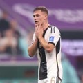 日本に負けてW杯敗退…傷心のドイツ代表キミッヒ、グリーズマンが慰める
