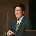 講演する「北朝鮮による拉致被害者家族連絡会」代表の横田拓也さん＝3日午後、福岡県大川市