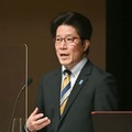 講演する「北朝鮮による拉致被害者家族連絡会」代表の横田拓也さん＝3日午後、福岡県大川市