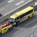 浜松市の新東名高速道路上り線で大型トラックと衝突した高速路線バス＝4日午前10時50分（共同通信社ヘリから）