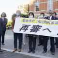 「菊池事件」の審理やり直しを求め、熊本地裁前で集会を開く弁護士ら＝2020年11月、熊本市