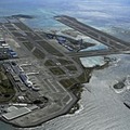 那覇空港。右端は第2滑走路（共同通信社機から）