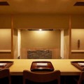 京都を拠点に、和食店を多く造る建築家が手掛けた内装。数寄屋造りで座り心地の良いイスは「アルフレックス」。カウンター正面の焼き台で鴨が焼かれていく